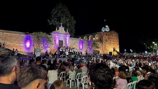 Alta Gracia celebró la Navidad con un emotivo concierto en el casco histórico