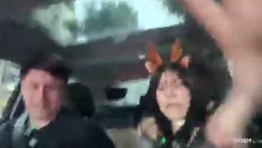 El violento asalto que sufrió la streamer «Milica»: le rompieron el vidrio del auto y se llevaron su celular