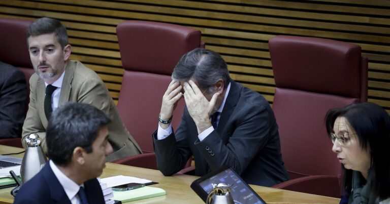 Una bronca entre diputados obliga a detener unos 15 minutos la sesión de control a Mazón entre gritos de ‘dimisión’