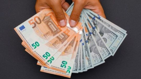 El euro blue cerró a $1205 para la compra y $1226 para la venta este lunes 23 de diciembre de 2024