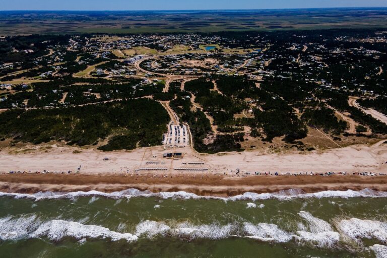 Costa Esmeralda: el destino exclusivo que no sufrió el éxodo de turistas y vive un año récord