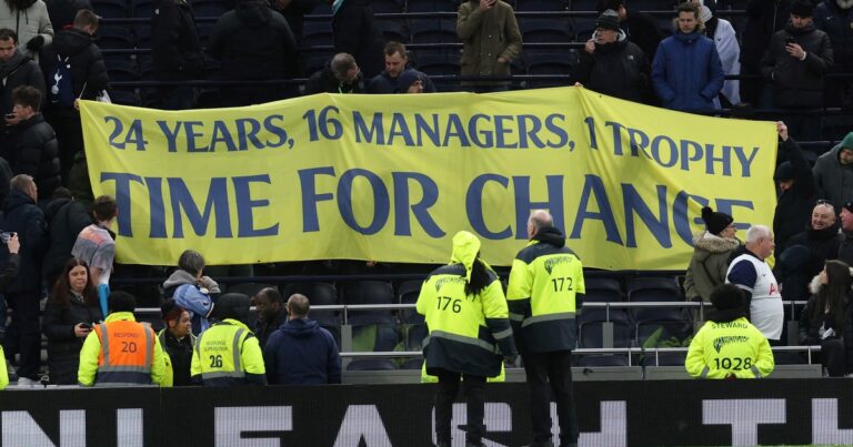 La bandera de protesta de los hinchas del Tottenham: «24 años, 16 técnicos, 1 trofeo…»