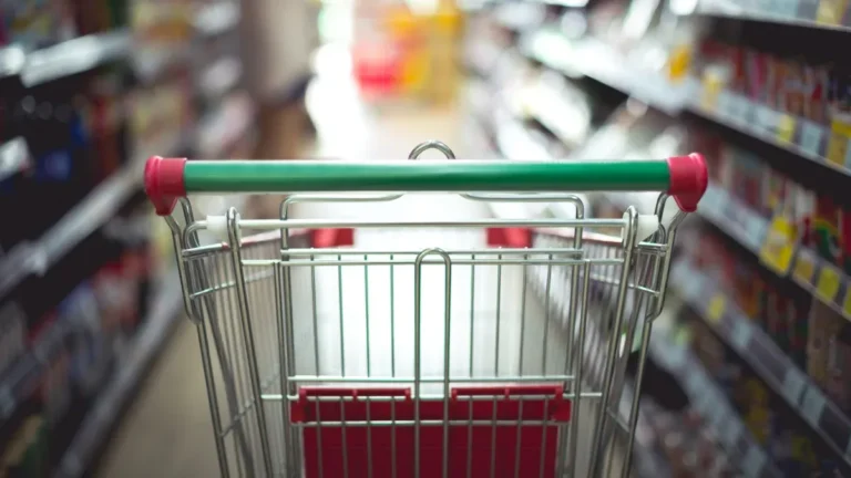 El supermercado que ofrece un 20% de descuento pagando con esta tarjeta bancaria en febrero 2025