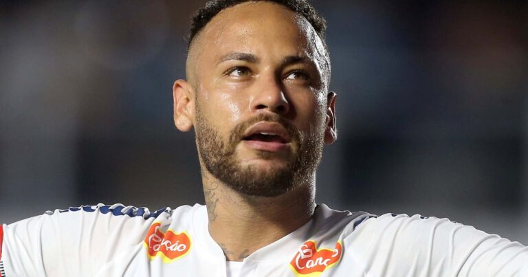 La intensa campaña que arrancó Neymar para erradicar el césped sintético en Brasil