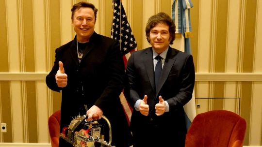 En medio del escándalo cripto, Javier Milei se reunió con Elon Musk y le regaló una motosierra