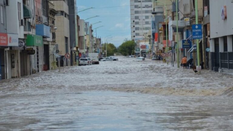 Milei y Caputo aportan sólo el 2,5 % de lo que se estima que costará reconstruir Bahía Blanca