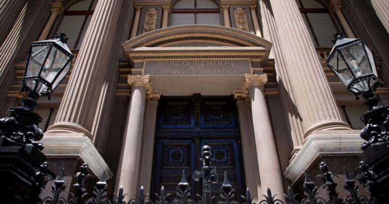 El Banco Central hizo una «super compra» de dólares pero las reservas tocaron un nuevo piso