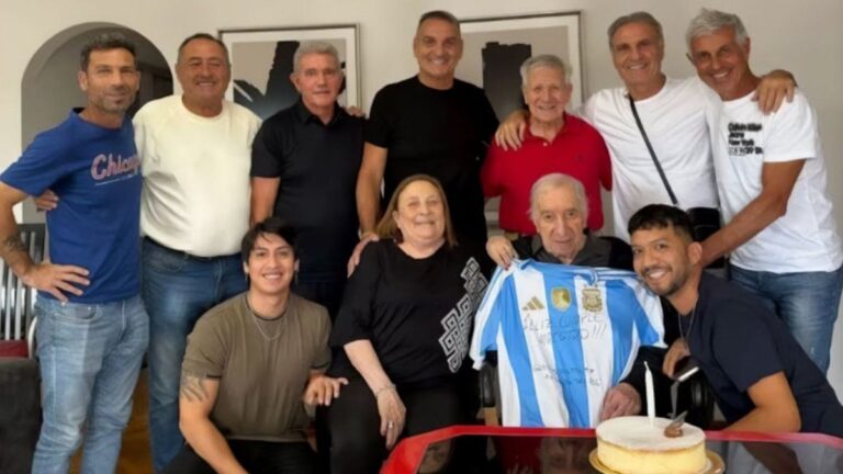 La conmovedora sorpresa de los campeones del ’86 a Carlos Bilardo en su cumpleaños 87