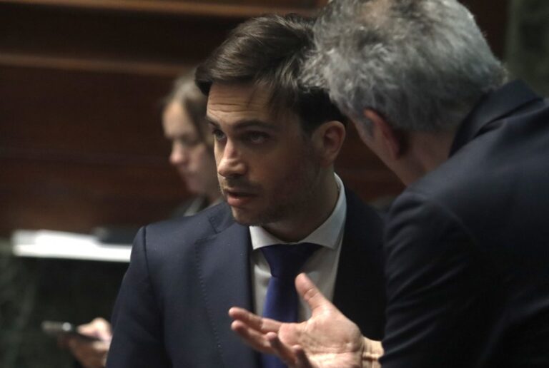 Marra le gana por tres puntos a Adorni en la primera encuesta porteña