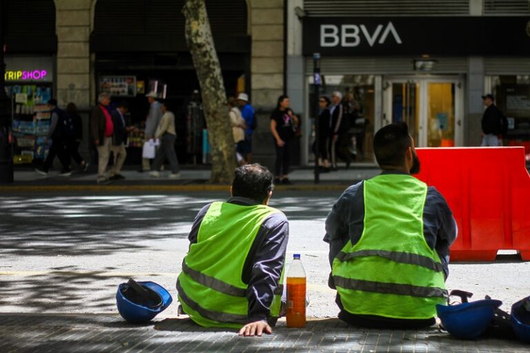Salarios de miseria: la mitad de los trabajadores ganó menos de $600.000