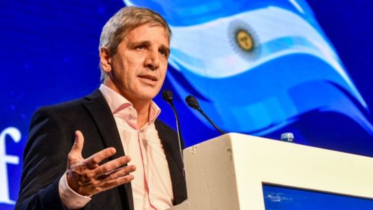 El FMI anunció que alcanzó un acuerdo preliminar con Luis Caputo por 20 mil millones de dólares