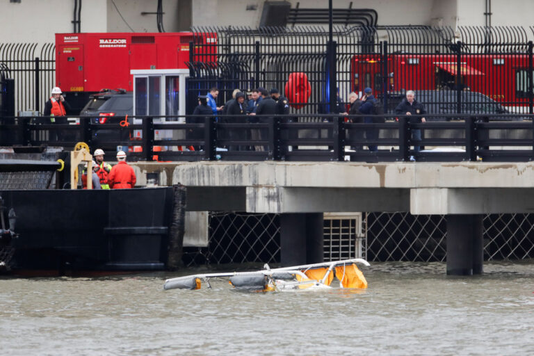 Tragedia en Nueva York: seis muertos al caer un helicóptero en el río Hudson