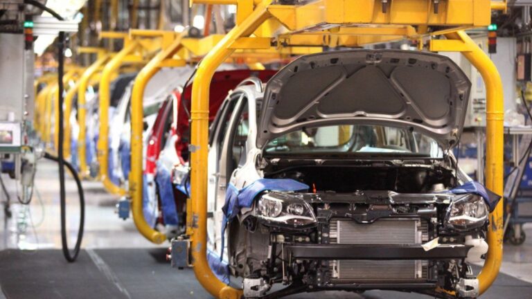 Fin del cepo: automotrices en pausa a la espera de definiciones en el mercado