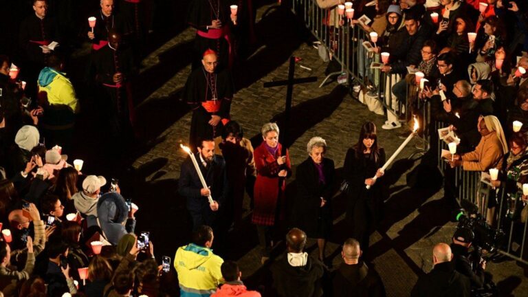 El papa Francisco no asistió al Vía Crucis en el Coliseo de Roma para preservar su salud