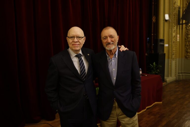 Con Pérez-Reverte en primera fila, Fernández Díaz recibió la Cruz de la Victoria asturiana