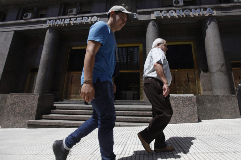 Rollover del 70% para la deuda en pesos