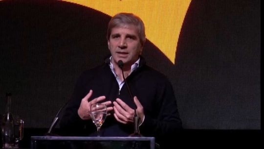Luis Caputo explicó por qué tener los dólares en el colchón «es mal negocio»