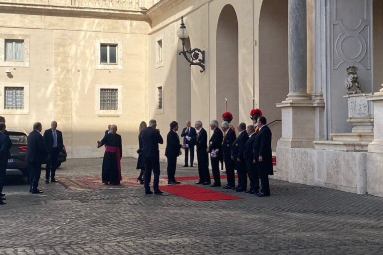 Javier Milei se reúne por primera vez con el papa León XIV en el Vaticano