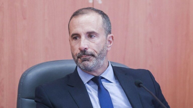 El juez que tiene que definir la prisión domiciliaria de Cristina Kirchner suspendió su licencia