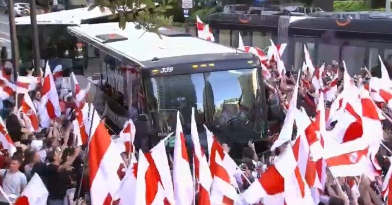 Video: banderazo de River en Seattle con el aliento de Gallardo