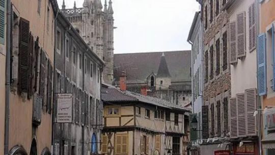 Cuál es el pueblo francés que vende casas por un euro