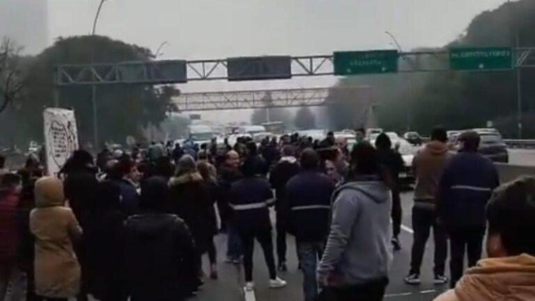 Trabajadores del INTI cortaron General Paz y realizaron un «ruidazo» por el cierre del organismo