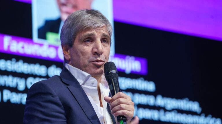 Las debilidades del modelo económico que desnuda el «off» de Luis Caputocon AlejandroFantino