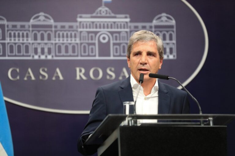 El ministro Caputo amenazó a los bancos por no cumplir con el secreto fiscal