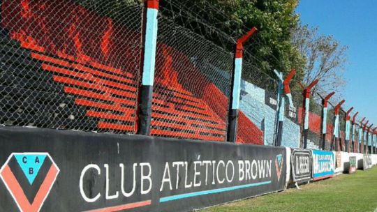 Brown de Adrogué separó a un DT tras una denuncia por mensajes a un jugador menor de edad