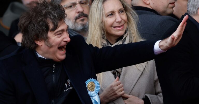 En medio de la interna libertaria, Milei defendió a su hermana Karina: «Le dicen pastelera y les lleno de crema…»