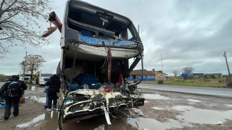 Tragedia en la ruta 11: revelan la identidad de los tres fallecidos del accidente entre un micro y un camión