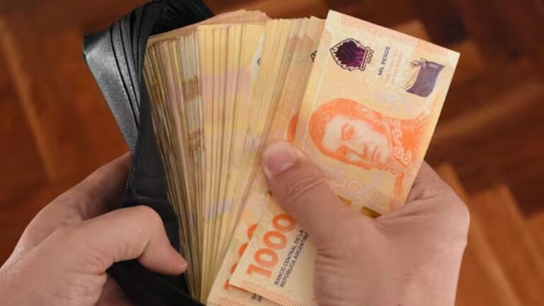 Más de la mitad de los argentinos no llega a fin de mes y crece el rechazo a Milei