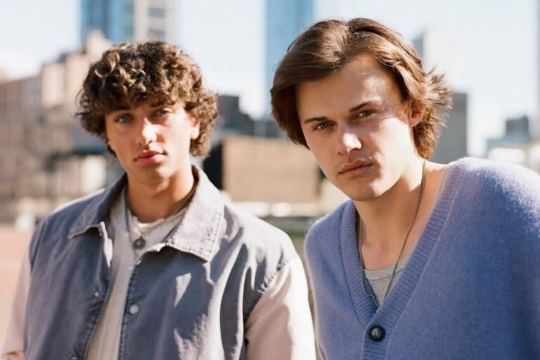 Las historias de amor de Christopher Briney y Gavin Casalegno, los dos galanes de El verano en que me enamoré