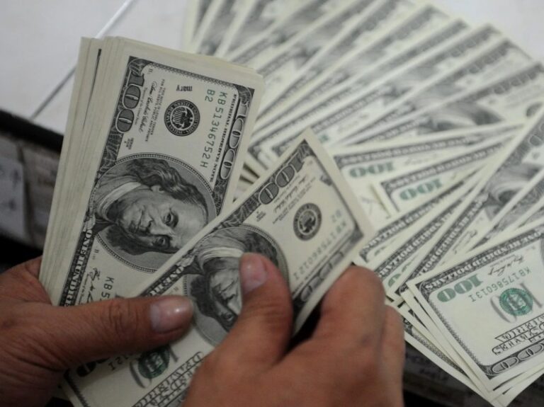 El dólar oficial alcanzó los $1380 y analizan usar los USD 1.200 millones que giró el BID