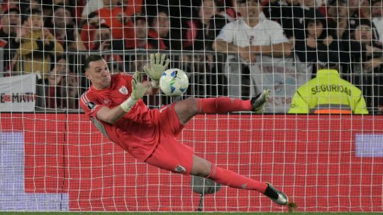 River sufrió como pocas veces, pero pasó a Libertad en los penales (3-1) por la Libertadores