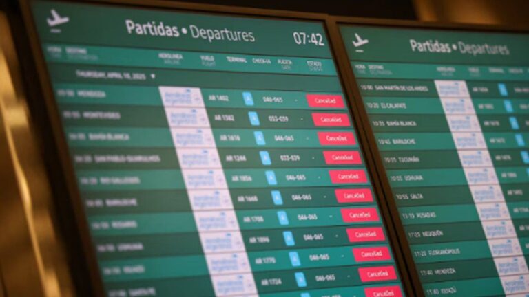 Vuelven a parar este martes los controladores aéreos en reclamo de mejoras salariales