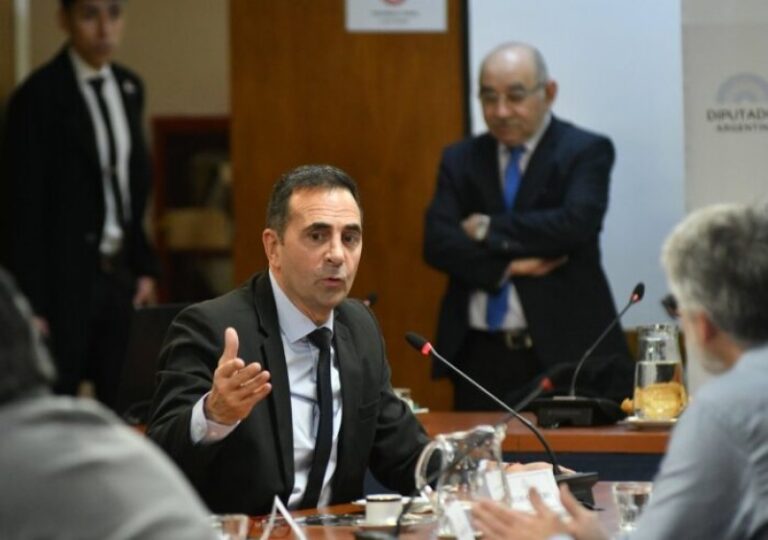 Aparecen chats que comprometen al Gobierno en un plan para quedarse con la obra social de Uatre: «Somos Lule y Karina»