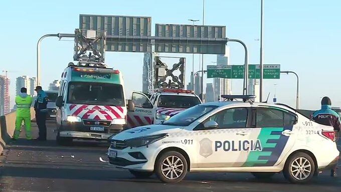 Autopista Buenos Aires-La Plata: murió un hombre de 35 años tras chocar su moto contra un camión