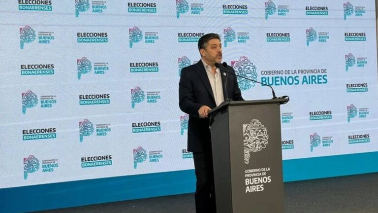 Carlos Bianco calificó de «día histórico» la elección y celebró la gran participación