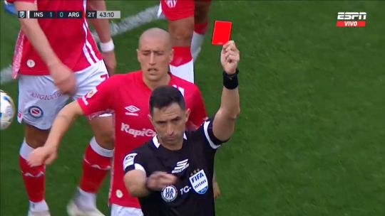 El arbitraje volvió a llevarse un partido: Instituto le ganó a Argentinos, pero Nazareno Arasa fue el protagonista