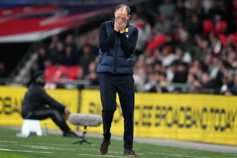 Jugadores de Japón celebran el gol ante Inglaterra en el estadio de Wembley.