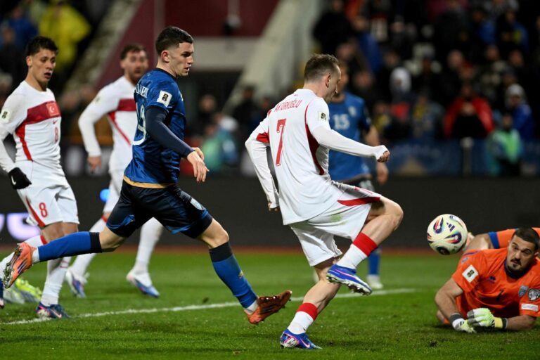 Jugadores de Turquía celebran su clasificación al Mundial 2026 tras el partido contra Kosovo en Pristina.