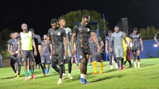Jugadores de las selecciones de Argentina y Zambia durante el partido amistoso en el estadio La Bombonera.