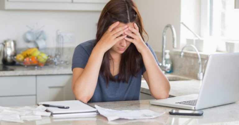 Ilustración médica que muestra las glándulas suprarrenales sobre los riñones y la molécula de cortisol